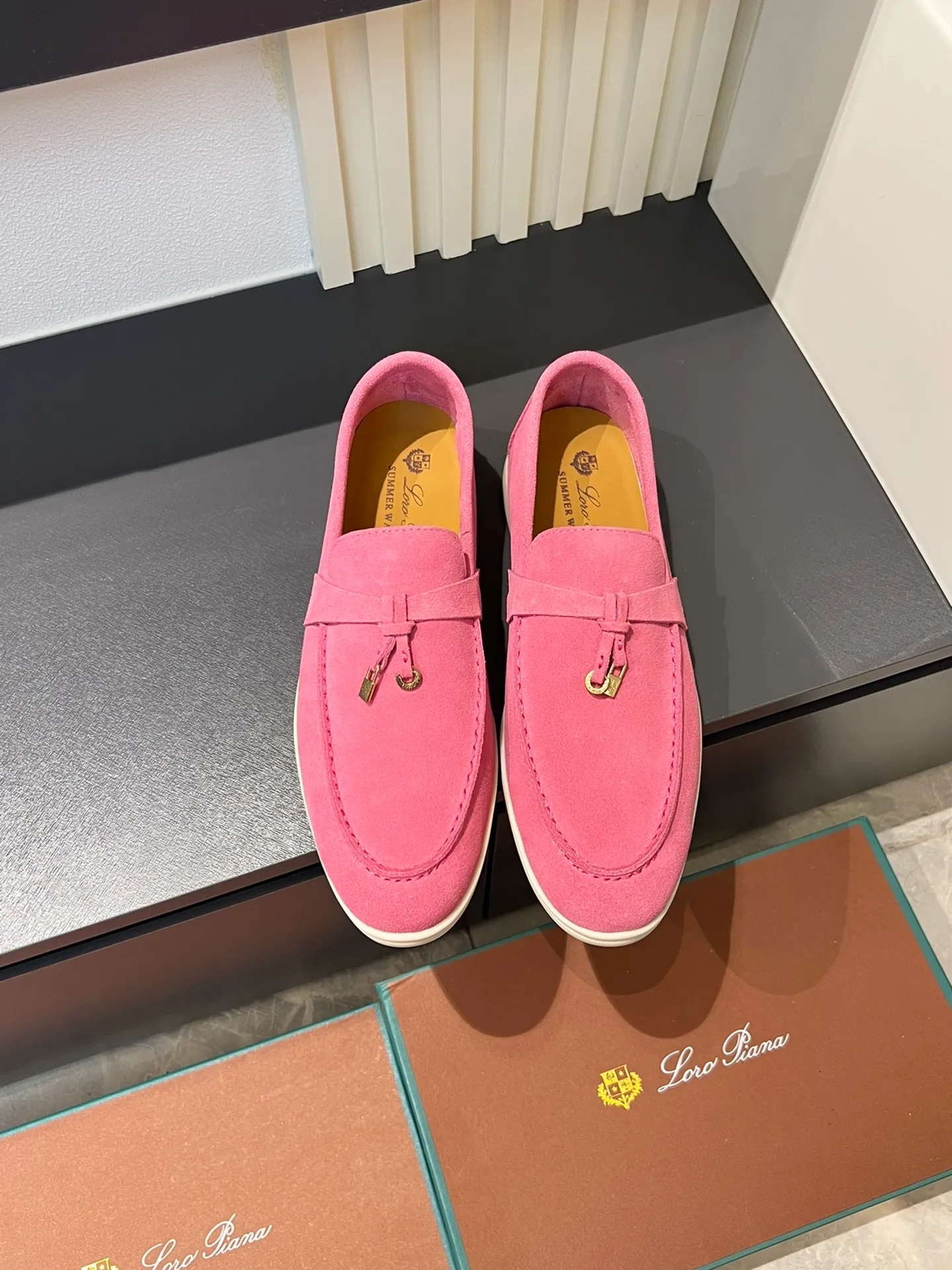 Men's shoes 💰p360 "Loro men's shoes 💰pian'*" Classic L men's shoes for couples 💰p Top version British flat loafers, a must-have item in old money style, the minimalist design is eye-catching and durable, a plus point for dressing The soft foot feel and texture are outstanding. They don’t scratch your feet and are very nice. They are matched with soft and waxy soles. They can be worn daily for a long time without getting tired. They are easy to wear, versatile and classic items, with perfect foot feel and texture! Imported cashmere fabric, the lining is made of imported A-grade water-dyed cow lining, the top version of the genuine leather midsole is sewn with pure handmade mark thread! Size: Female 35-40 (34. Customized) Male 38-44 (45.46. Customized)
